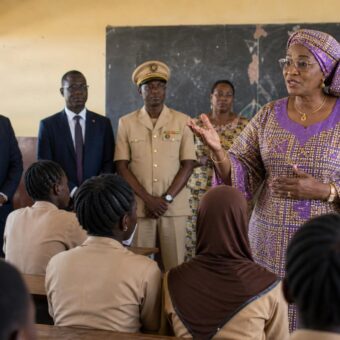 Élèves et personnels éducatifs à l’occasion de la rentrée scolaire en Guinée