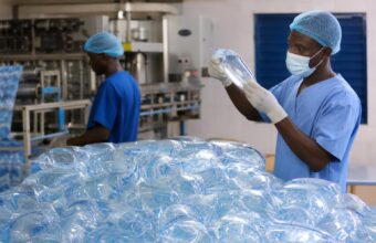 Sachets utilisés pour le conditionnement des eaux minérales en Guinée