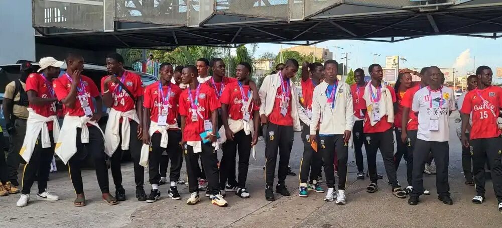 La délégation guinéenne U18 scolaire accueillie à Conakry après sa deuxième place au Mondial scolaire de Suzhou