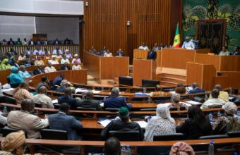 Elhadj Malick N’diaye présentant l’expérience sénégalaise en matière de contrôle parlementaire