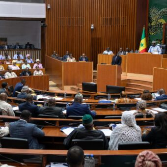 Elhadj Malick N’diaye présentant l’expérience sénégalaise en matière de contrôle parlementaire