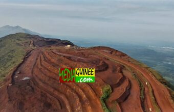 Installations de traitement et de chargement du minerai sur le site de Simandou