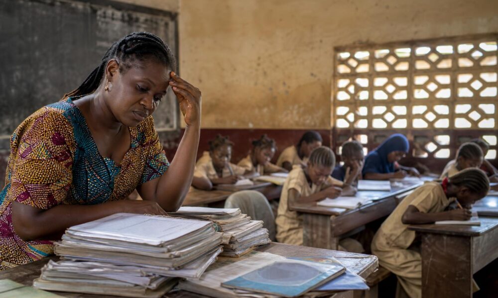 Enseignantes réunies dans un cadre scolaire