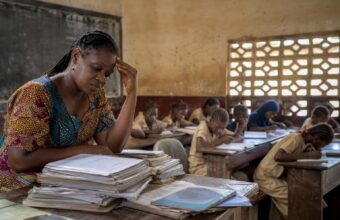 Enseignantes réunies dans un cadre scolaire