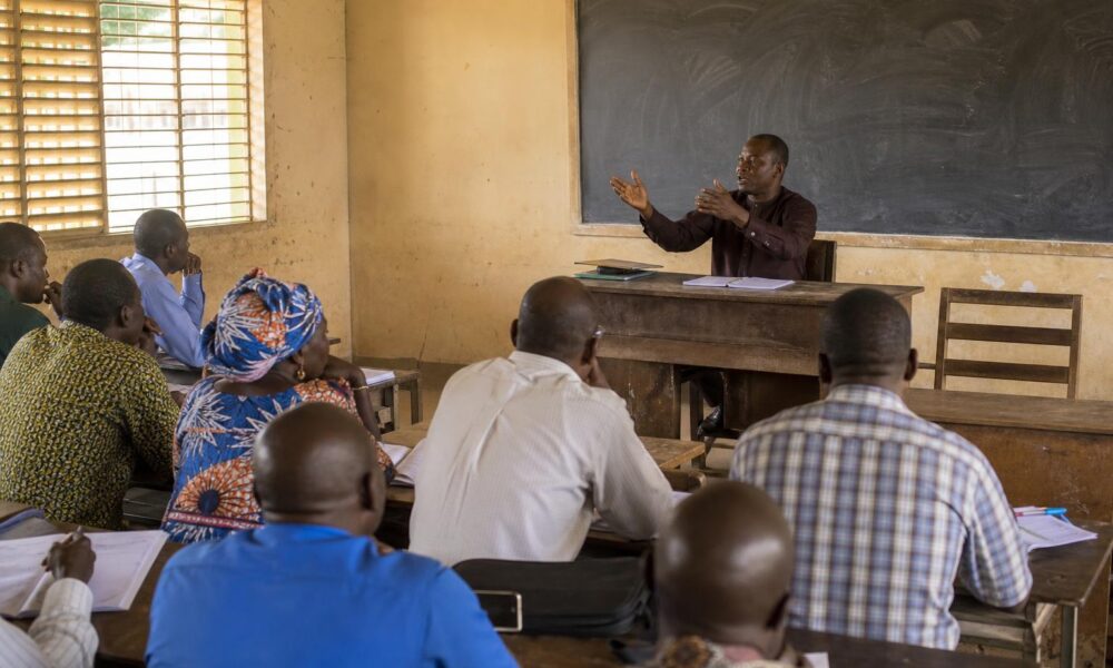 Enseignants guinéens dans un établissement scolaire