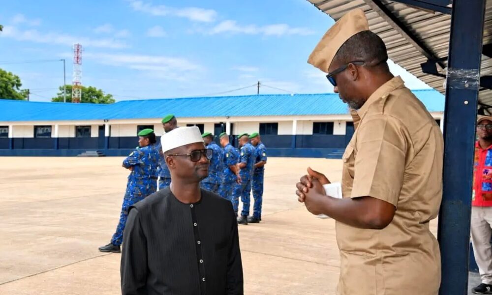 Ibrahima Sory II Tounkara lors d’une visite aux bénéficiaires de la grâce présidentielle à Sonfonia