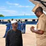 Ibrahima Sory II Tounkara lors d’une visite aux bénéficiaires de la grâce présidentielle à Sonfonia