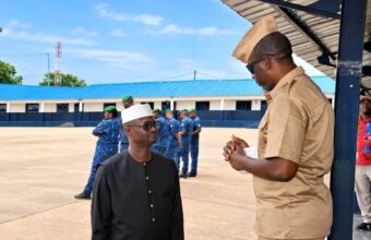 Ibrahima Sory II Tounkara lors d’une visite aux bénéficiaires de la grâce présidentielle à Sonfonia