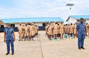 Ibrahima Sory 2 Tounkara échange avec Aliou Bah lors du stage d’encadrement civique à Sonfonia
