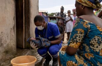 Habitants mobilisés après la découverte d’un nouveau-né dans une toilette à Tombolia Plateau 1