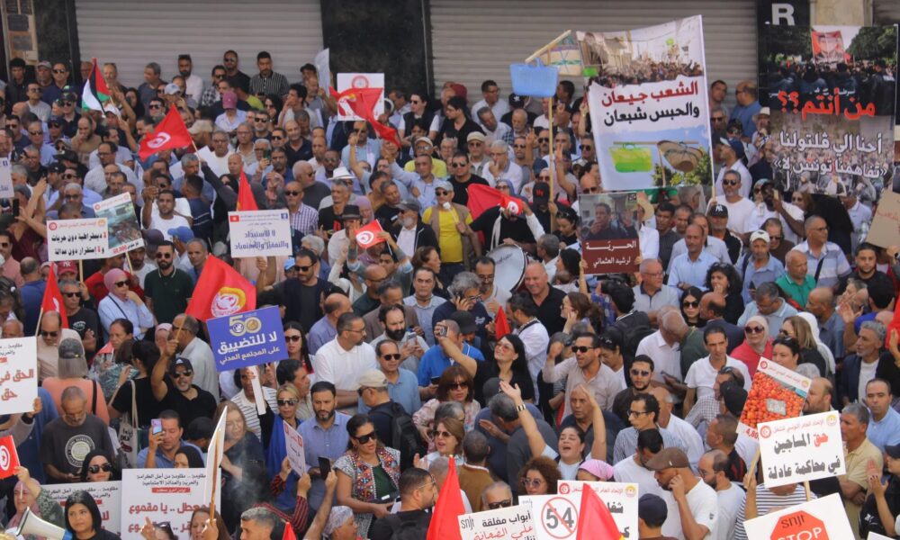 Des diplômés universitaires tunisiens participent à une mobilisation pour l’emploi