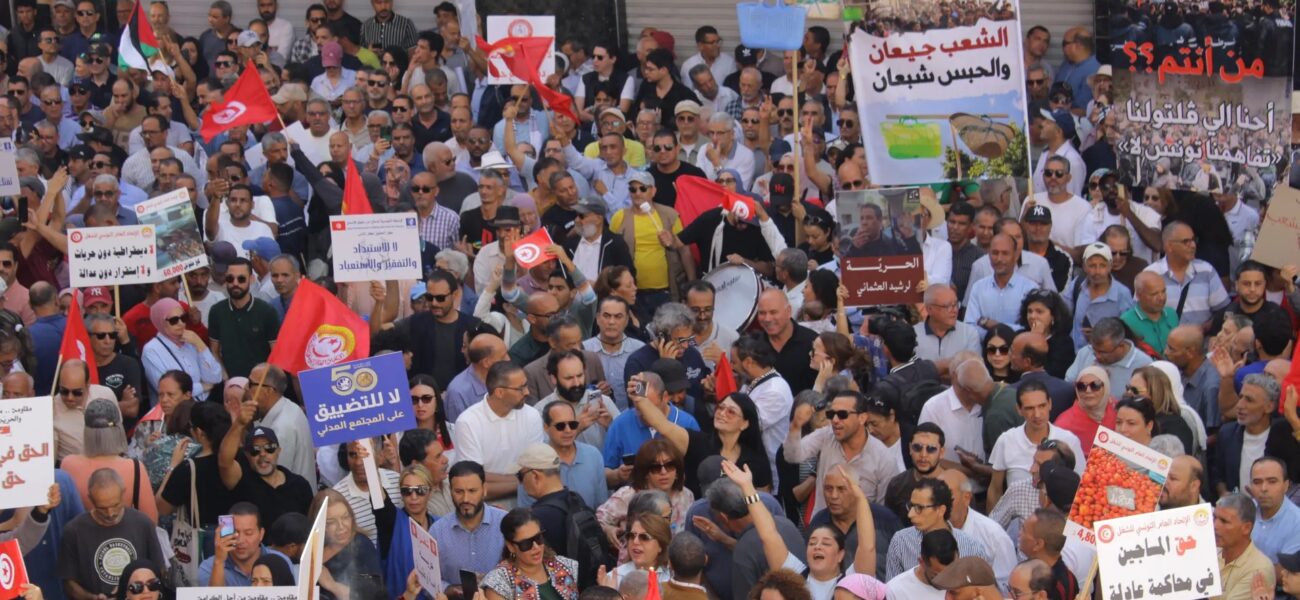 Des diplômés universitaires tunisiens participent à une mobilisation pour l’emploi