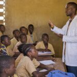 Des enseignants et des apprenants dans un cadre scolaire